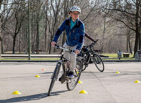 FahrSicherheits-Training Radfahrerin beim FahrSicherheits-Training