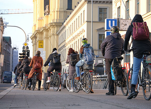 Radweg an der Ludwigstraße Enger Radweg mit vielen Radfahrenden